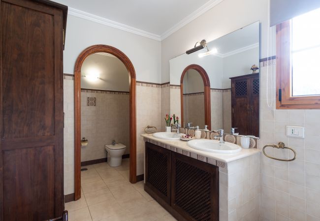 Casa en Las Palmas de Gran Canaria - Luxury Cottage Pool + Tennis Court + Parking  Casa en Las Palmas de Gran Canaria - Luxury Cottage Pool + Tennis Court + Parking