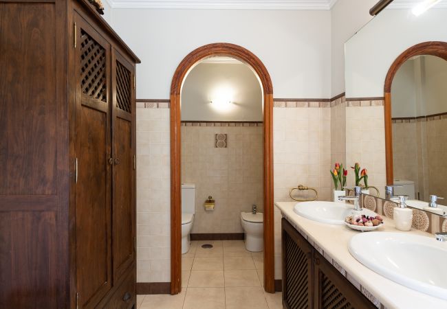 Casa en Las Palmas de Gran Canaria - Luxury Cottage Pool + Tennis Court + Parking  Casa en Las Palmas de Gran Canaria - Luxury Cottage Pool + Tennis Court + Parking