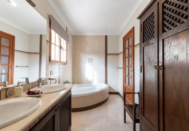 Casa en Las Palmas de Gran Canaria - Luxury Cottage Pool + Tennis Court + Parking  Casa en Las Palmas de Gran Canaria - Luxury Cottage Pool + Tennis Court + Parking