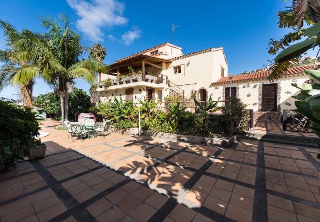 Casa en Las Palmas de Gran Canaria - Luxury Cottage Pool + Tennis Court + Parking  Casa en Las Palmas de Gran Canaria - Luxury Cottage Pool + Tennis Court + Parking