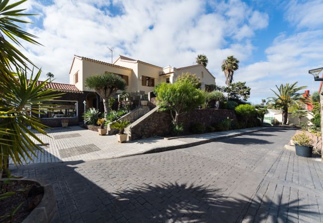 Casa en Las Palmas de Gran Canaria - Luxury Cottage Pool + Tennis Court + Parking  Casa en Las Palmas de Gran Canaria - Luxury Cottage Pool + Tennis Court + Parking