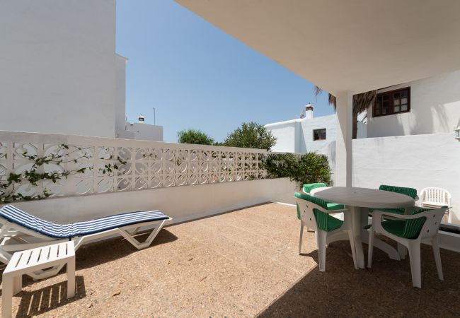 Villa en Puerto del Carmen - 2BR Villa 2 min Walk to Beach + Solarium Terrace Villa en Puerto del Carmen - 2BR Villa 2 min Walk to Beach + Solarium Terrace
