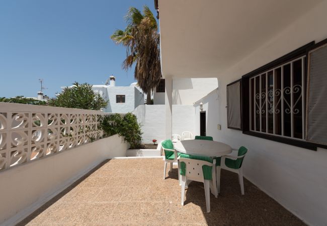 Villa en Puerto del Carmen - 2BR Villa 2 min Walk to Beach + Solarium Terrace Villa en Puerto del Carmen - 2BR Villa 2 min Walk to Beach + Solarium Terrace