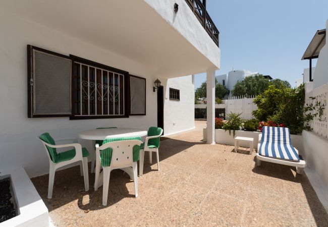 Villa en Puerto del Carmen - 2BR Villa 2 min Walk to Beach + Solarium Terrace Villa en Puerto del Carmen - 2BR Villa 2 min Walk to Beach + Solarium Terrace