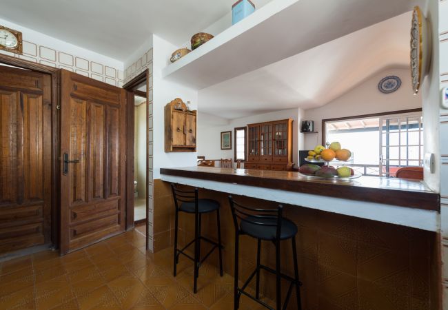 Villa en Puerto del Carmen - 2BR Villa 2 min Walk to Beach + Solarium Terrace Villa en Puerto del Carmen - 2BR Villa 2 min Walk to Beach + Solarium Terrace