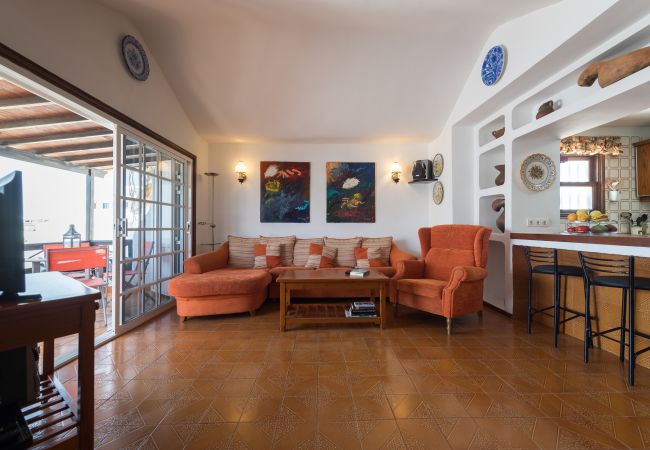 Villa en Puerto del Carmen - 2BR Villa 2 min Walk to Beach + Solarium Terrace Villa en Puerto del Carmen - 2BR Villa 2 min Walk to Beach + Solarium Terrace