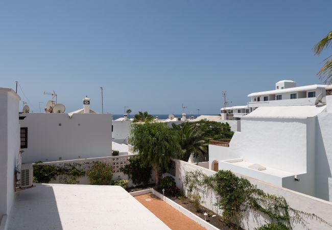 Villa en Puerto del Carmen - 2BR Villa 2 min Walk to Beach + Solarium Terrace Villa en Puerto del Carmen - 2BR Villa 2 min Walk to Beach + Solarium Terrace