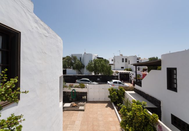 Villa en Puerto del Carmen - 2BR Villa 2 min Walk to Beach + Solarium Terrace Villa en Puerto del Carmen - 2BR Villa 2 min Walk to Beach + Solarium Terrace