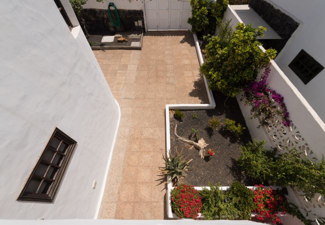 Villa en Puerto del Carmen - 2BR Villa 2 min Walk to Beach + Solarium Terrace Villa en Puerto del Carmen - 2BR Villa 2 min Walk to Beach + Solarium Terrace