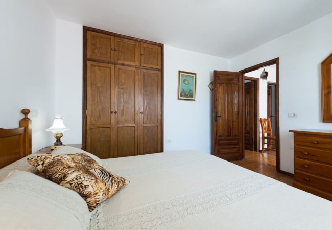 Villa en Puerto del Carmen - 2BR Villa 2 min Walk to Beach + Solarium Terrace Villa en Puerto del Carmen - 2BR Villa 2 min Walk to Beach + Solarium Terrace