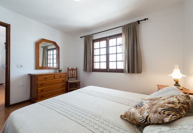 Villa en Puerto del Carmen - 2BR Villa 2 min Walk to Beach + Solarium Terrace Villa en Puerto del Carmen - 2BR Villa 2 min Walk to Beach + Solarium Terrace