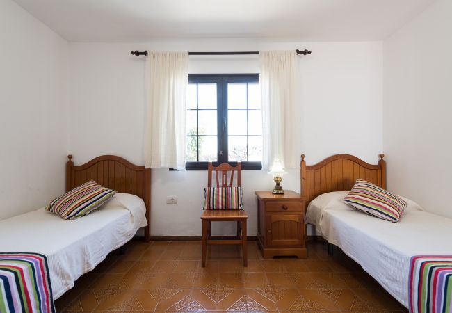Villa en Puerto del Carmen - 2BR Villa 2 min Walk to Beach + Solarium Terrace Villa en Puerto del Carmen - 2BR Villa 2 min Walk to Beach + Solarium Terrace