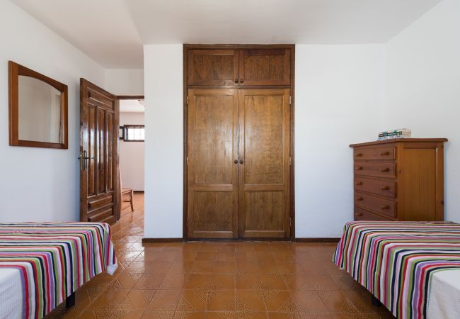 Villa en Puerto del Carmen - 2BR Villa 2 min Walk to Beach + Solarium Terrace Villa en Puerto del Carmen - 2BR Villa 2 min Walk to Beach + Solarium Terrace