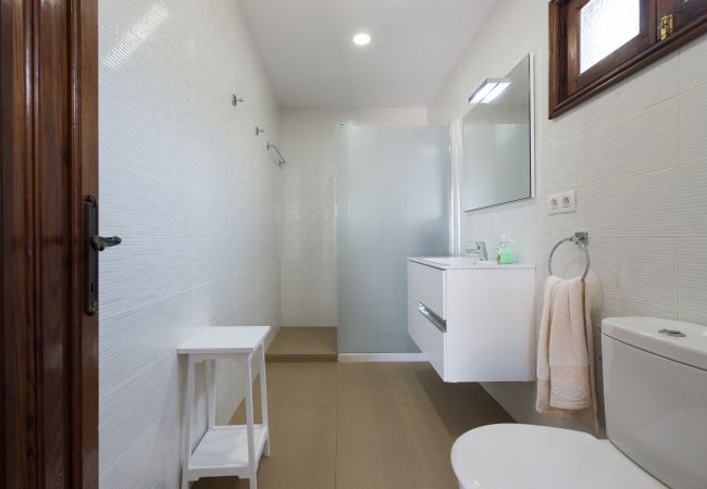 Villa en Puerto del Carmen - 2BR Villa 2 min Walk to Beach + Solarium Terrace Villa en Puerto del Carmen - 2BR Villa 2 min Walk to Beach + Solarium Terrace