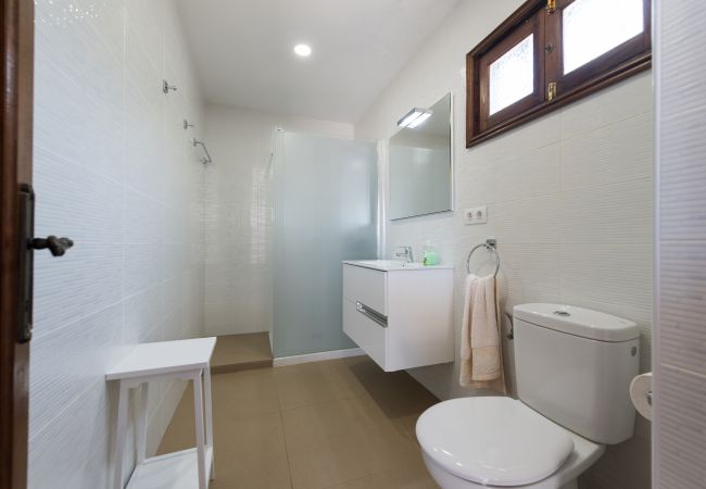 Villa en Puerto del Carmen - 2BR Villa 2 min Walk to Beach + Solarium Terrace Villa en Puerto del Carmen - 2BR Villa 2 min Walk to Beach + Solarium Terrace