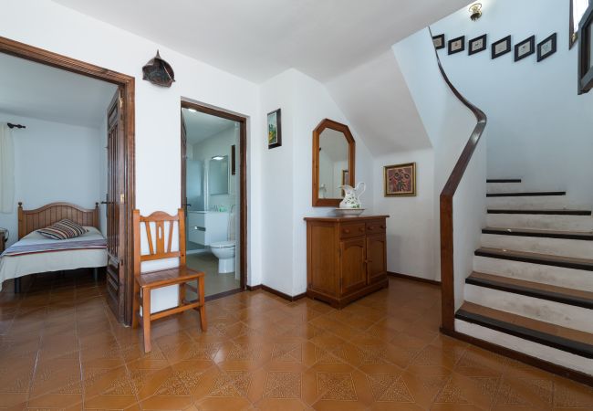 Villa en Puerto del Carmen - 2BR Villa 2 min Walk to Beach + Solarium Terrace Villa en Puerto del Carmen - 2BR Villa 2 min Walk to Beach + Solarium Terrace