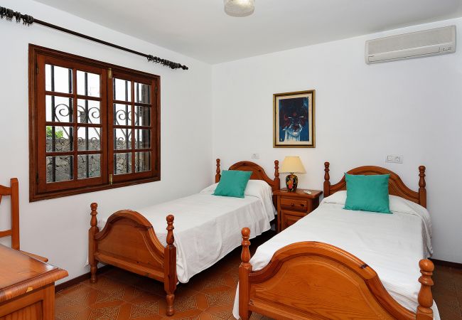 Villa en Puerto del Carmen - 3BR Villa Solarium Terrace + 2 min Walk to Beach Villa en Puerto del Carmen - 3BR Villa Solarium Terrace + 2 min Walk to Beach