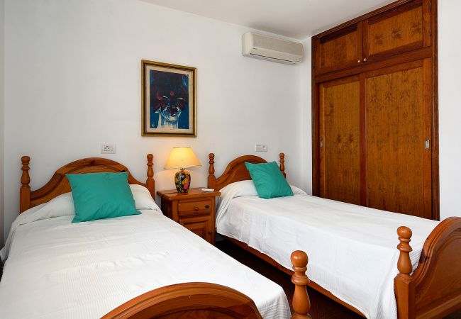 Villa en Puerto del Carmen - 3BR Villa Solarium Terrace + 2 min Walk to Beach Villa en Puerto del Carmen - 3BR Villa Solarium Terrace + 2 min Walk to Beach