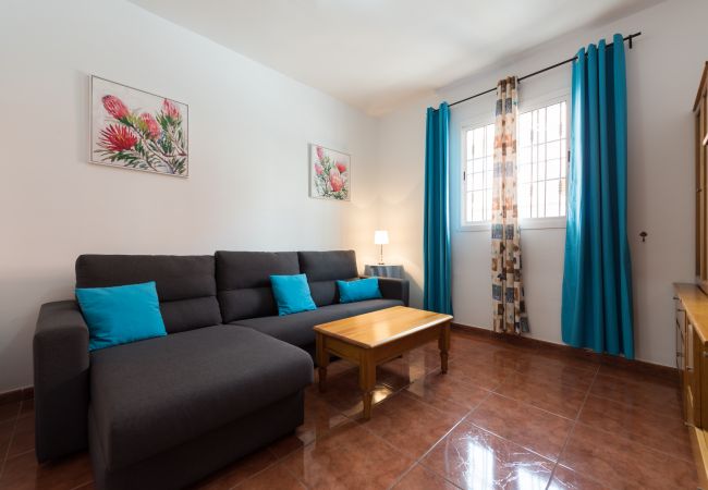 Casa en Vecindario - 2BR House Near the Airport + Private Solarium Casa en Vecindario - 2BR House Near the Airport + Private Solarium