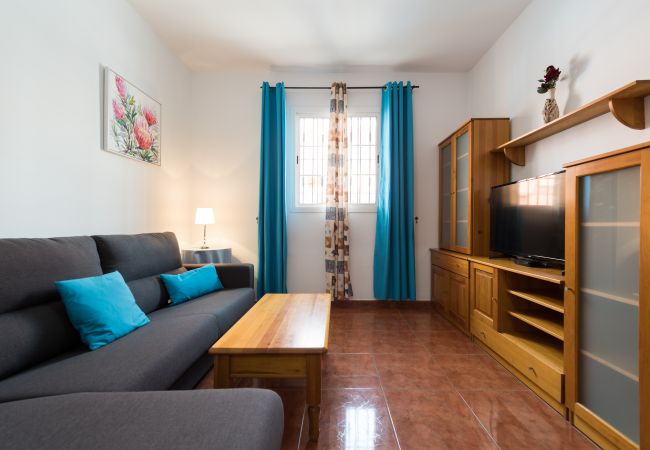 Casa en Vecindario - 2BR House Near the Airport + Private Solarium Casa en Vecindario - 2BR House Near the Airport + Private Solarium
