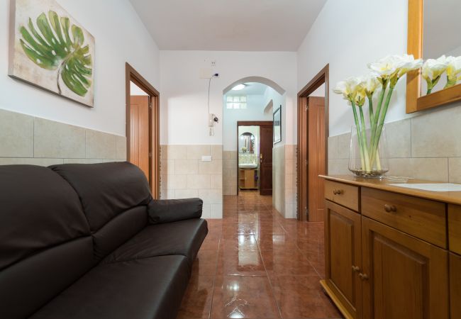 Casa en Vecindario - 2BR House Near the Airport + Private Solarium Casa en Vecindario - 2BR House Near the Airport + Private Solarium