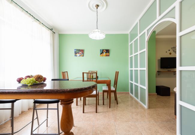 Casa en Las Palmas de Gran Canaria - Spacious 3BR 5 min Walk to Las Canteras + Parking  Casa en Las Palmas de Gran Canaria - Spacious 3BR 5 min Walk to Las Canteras + Parking