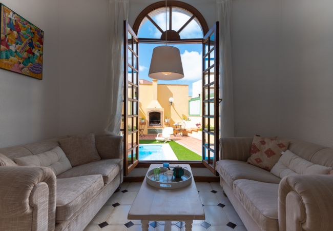 Villa en Gáldar - The Yellow House Climatized Pool+Solarium+Parking  Villa en Gáldar - The Yellow House Climatized Pool+Solarium+Parking