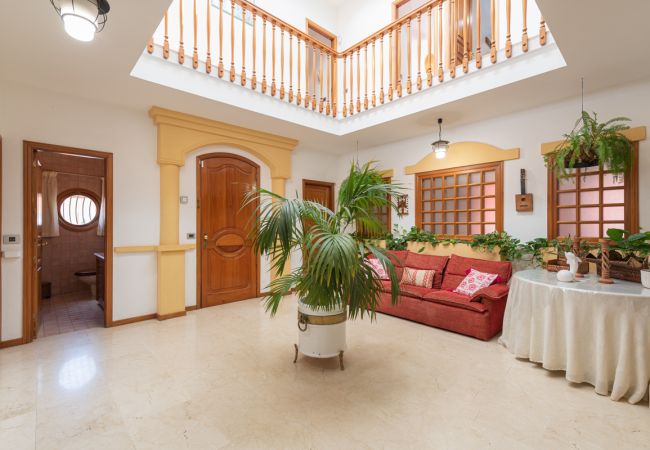 Villa en Gáldar - The Yellow House Climatized Pool+Solarium+Parking  Villa en Gáldar - The Yellow House Climatized Pool+Solarium+Parking