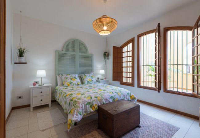 Villa en Gáldar - The Yellow House Climatized Pool+Solarium+Parking  Villa en Gáldar - The Yellow House Climatized Pool+Solarium+Parking