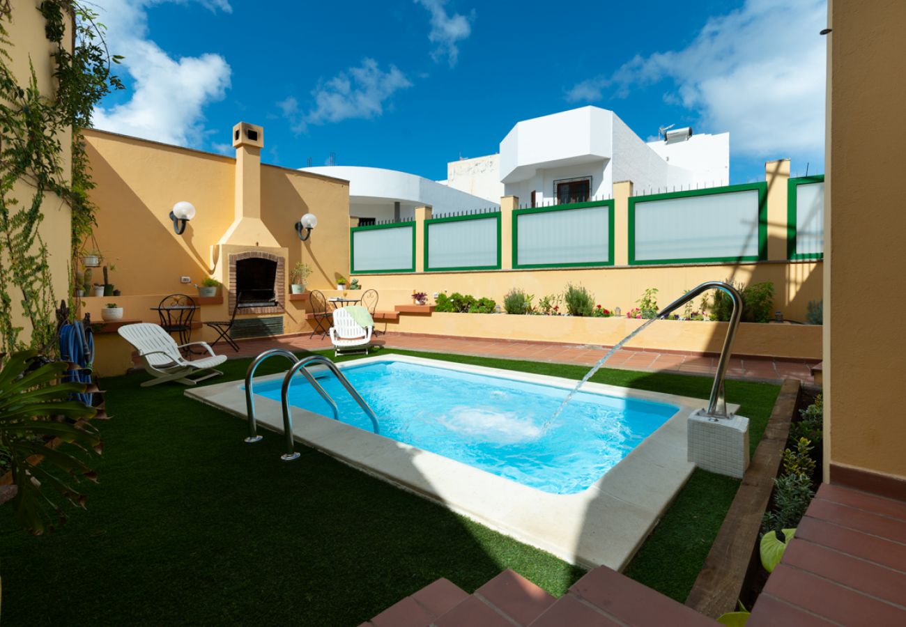 Villa en Gáldar - The Yellow House Climatized Pool+Solarium+Parking 