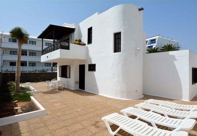 Villa en Puerto del Carmen con parking, villa a pie de playa con 3 dormitorios y capacidad para 6 personas