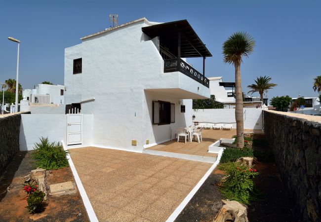 Villa en Puerto del Carmen - 3BR Beach House - Solarium & Shower Terrace Villa en Puerto del Carmen - 3BR Beach House - Solarium & Shower Terrace