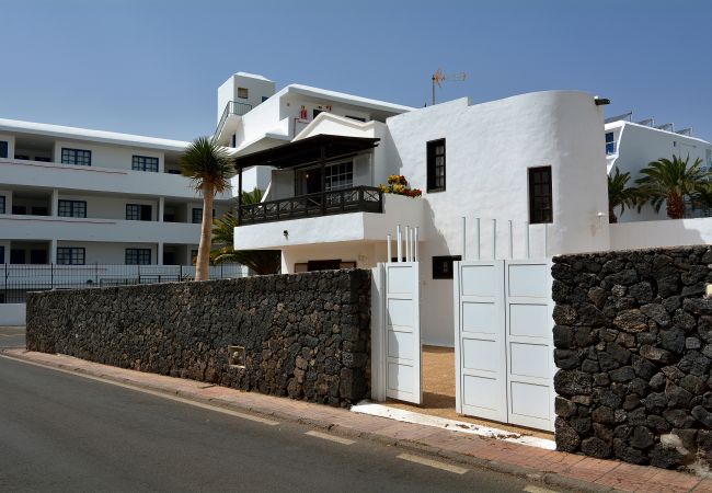 Villa en Puerto del Carmen - 3BR Beach House - Solarium & Shower Terrace Villa en Puerto del Carmen - 3BR Beach House - Solarium & Shower Terrace