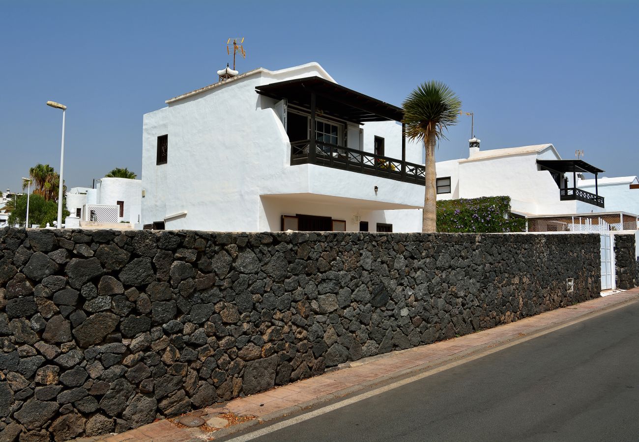 Villa en Puerto del Carmen - 3BR Beach House - Solarium & Shower Terrace Villa en Puerto del Carmen - 3BR Beach House - Solarium & Shower Terrace