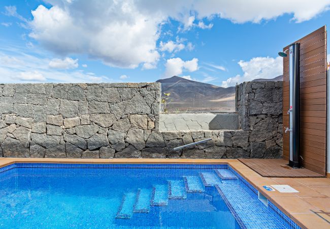 Villa en Playa Blanca - 3BR Home - Private Heated Pool - Parking