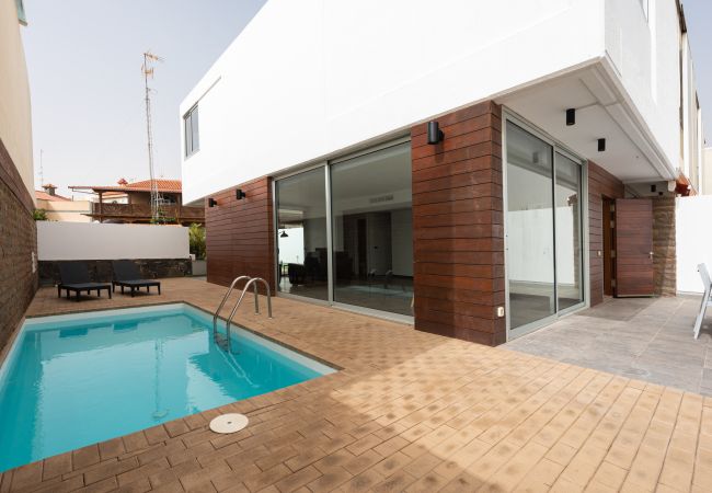 Villa en San Bartolomé de Tirajana - Modern 2BR House - Private Pool - Parking