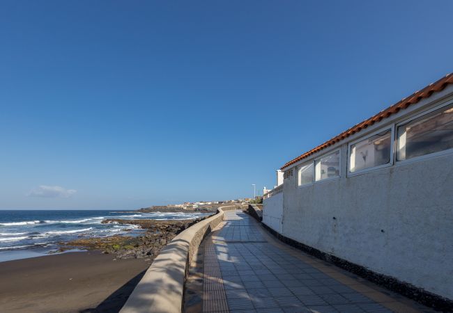Casa en Telde - Sea Views Private Terrace 2BR House near the Beach Casa en Telde - Sea Views Private Terrace 2BR House near the Beach