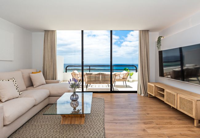 Apartamento en Arrecife - Luxury Beach Views 2BR House - Private Parking