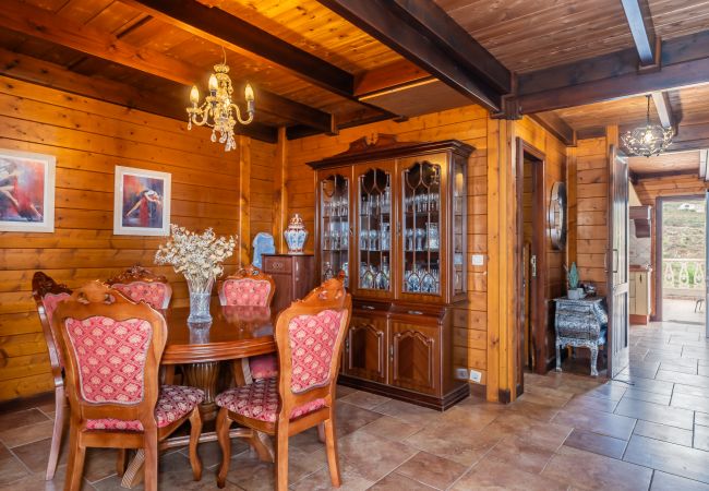 Casa en Candelaria - 4BR Candelaria Wooden House -Pool, Views & Parking Casa en Candelaria - 4BR Candelaria Wooden House -Pool, Views & Parking