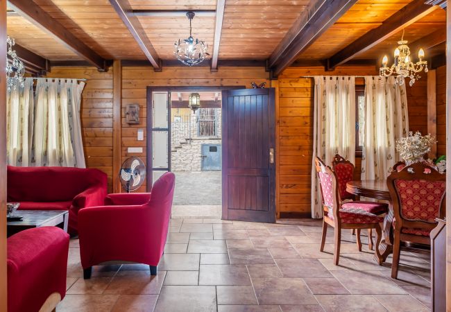 Casa en Candelaria - 4BR Candelaria Wooden House -Pool, Views & Parking Casa en Candelaria - 4BR Candelaria Wooden House -Pool, Views & Parking