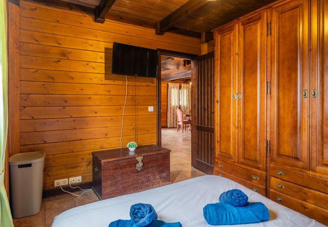 Casa en Candelaria - 4BR Candelaria Wooden House -Pool, Views & Parking Casa en Candelaria - 4BR Candelaria Wooden House -Pool, Views & Parking