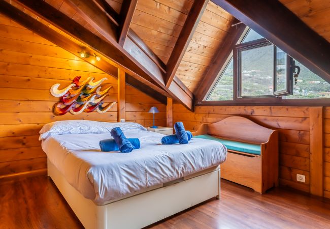 Casa en Candelaria - 4BR Candelaria Wooden House -Pool, Views & Parking Casa en Candelaria - 4BR Candelaria Wooden House -Pool, Views & Parking