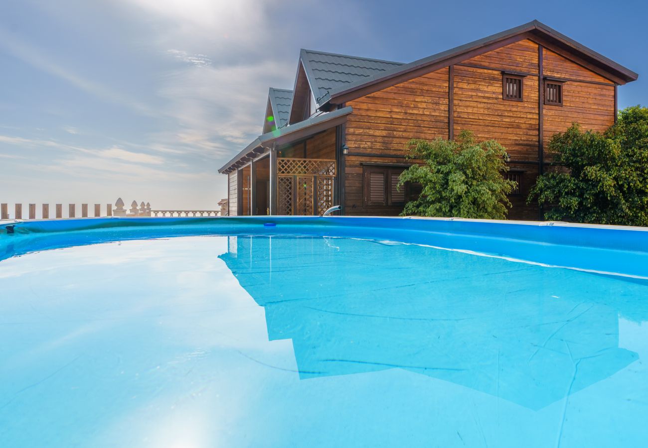 Casa en Candelaria - 4BR Candelaria Wooden House -Pool, Views & Parking