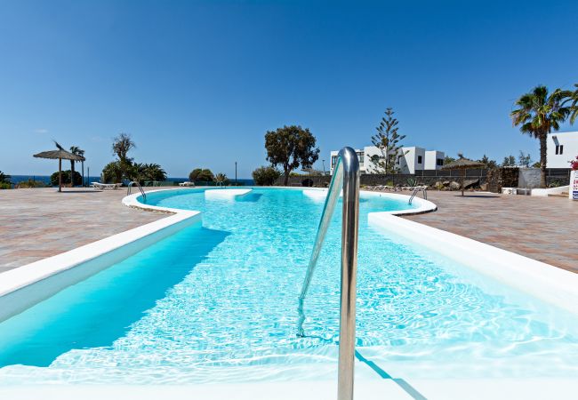 Apartamento en Costa Teguise - Tuscan Seaviews - 2BR Pool & Terrace