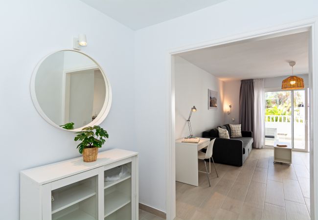 Apartamento en Costa Teguise - Palmeras Apt - Pool & Terrace - next to Beach Apartamento en Costa Teguise - Palmeras Apt - Pool & Terrace - next to Beach