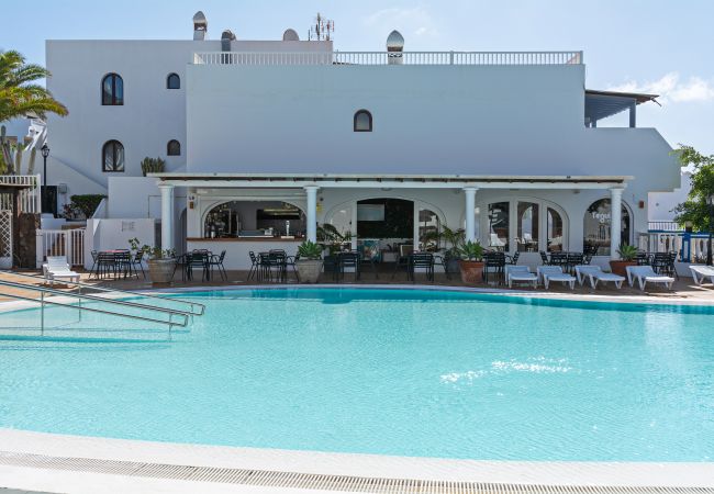 Apartamento en Costa Teguise - Palmeras Apt - Pool & Terrace - next to Beach Apartamento en Costa Teguise - Palmeras Apt - Pool & Terrace - next to Beach