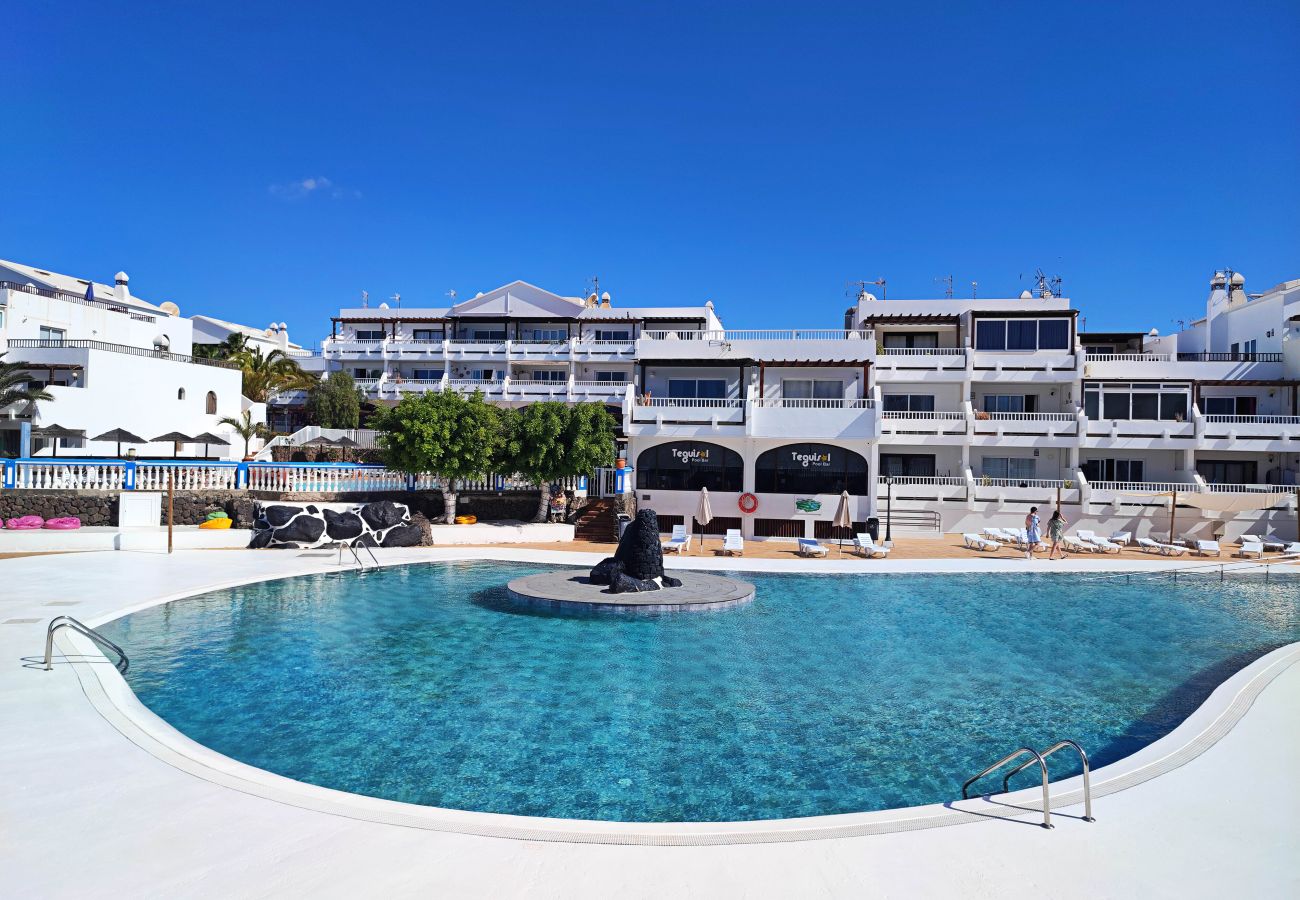 Apartamento en Costa Teguise - Palmeras Apt - Pool & Terrace - next to Beach
