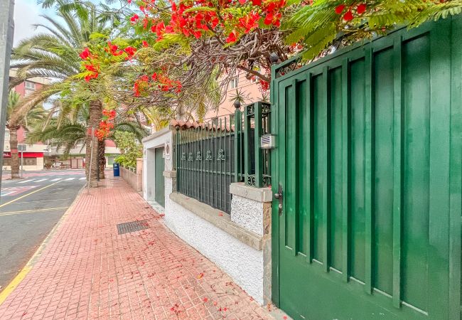 Casa en Las Palmas de Gran Canaria - The Red House - 3BR with Private Terrace Casa en Las Palmas de Gran Canaria - The Red House - 3BR with Private Terrace
