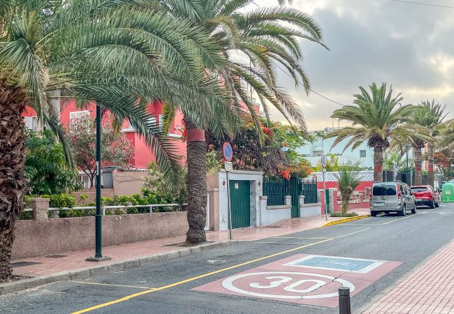 Casa en Las Palmas de Gran Canaria - The Red House - 3BR with Private Terrace Casa en Las Palmas de Gran Canaria - The Red House - 3BR with Private Terrace