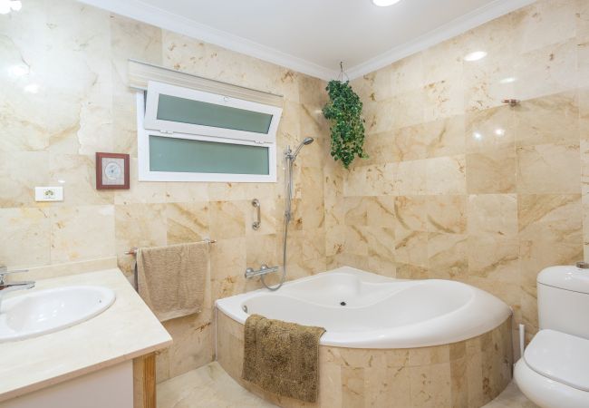 Casa en Las Palmas de Gran Canaria - The Red House - 3BR with Private Terrace Casa en Las Palmas de Gran Canaria - The Red House - 3BR with Private Terrace